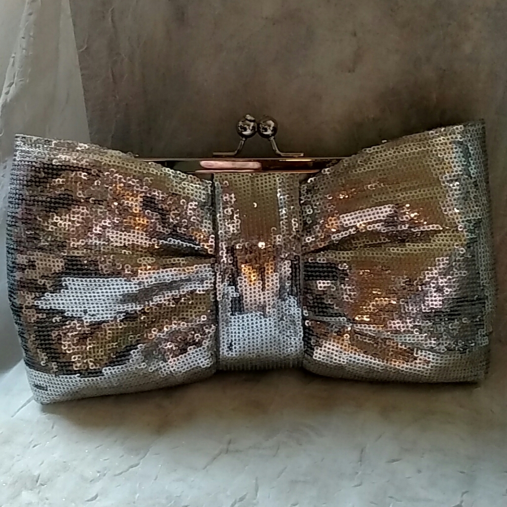 Silver Sequence Bow Clutch With Chain . - image 4